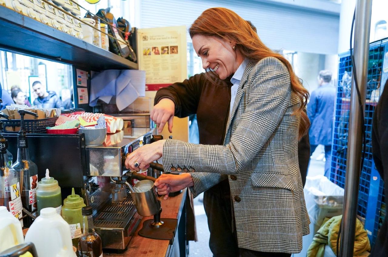 看看这组照片，你知道凯特王妃正在干嘛吗？这位尊贵的王储妃干的可是一件甜蜜的事情