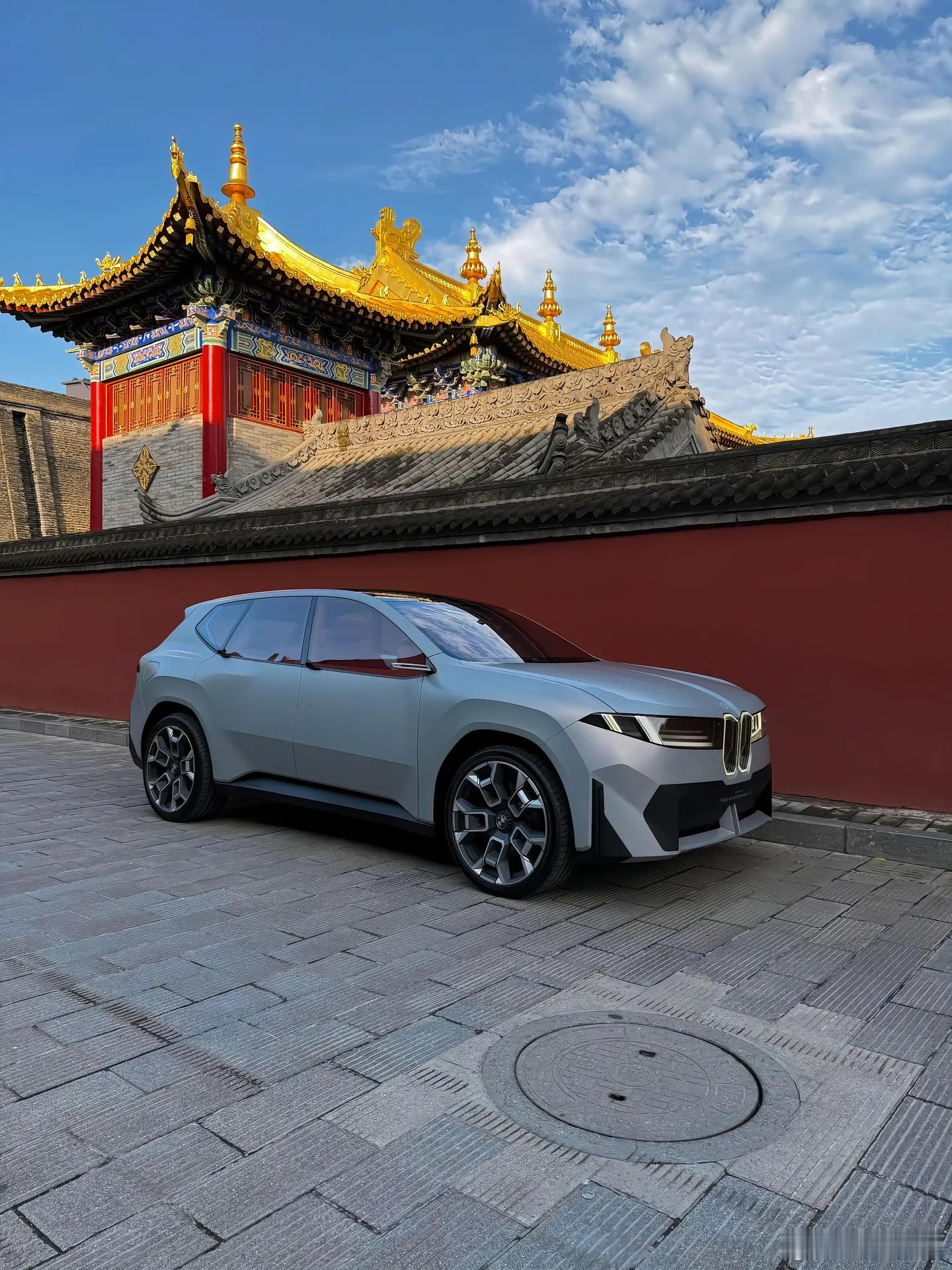 这些老牌车企在设计上还是很有功力的，宝马新世代X家族概念车，这一代设计语言全身原