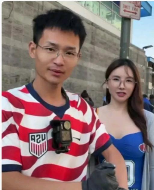 那个在美国洛杉矶卖煎饼的小唐美女助理小栗要回国了，即使小唐给她三万块一个月，她都