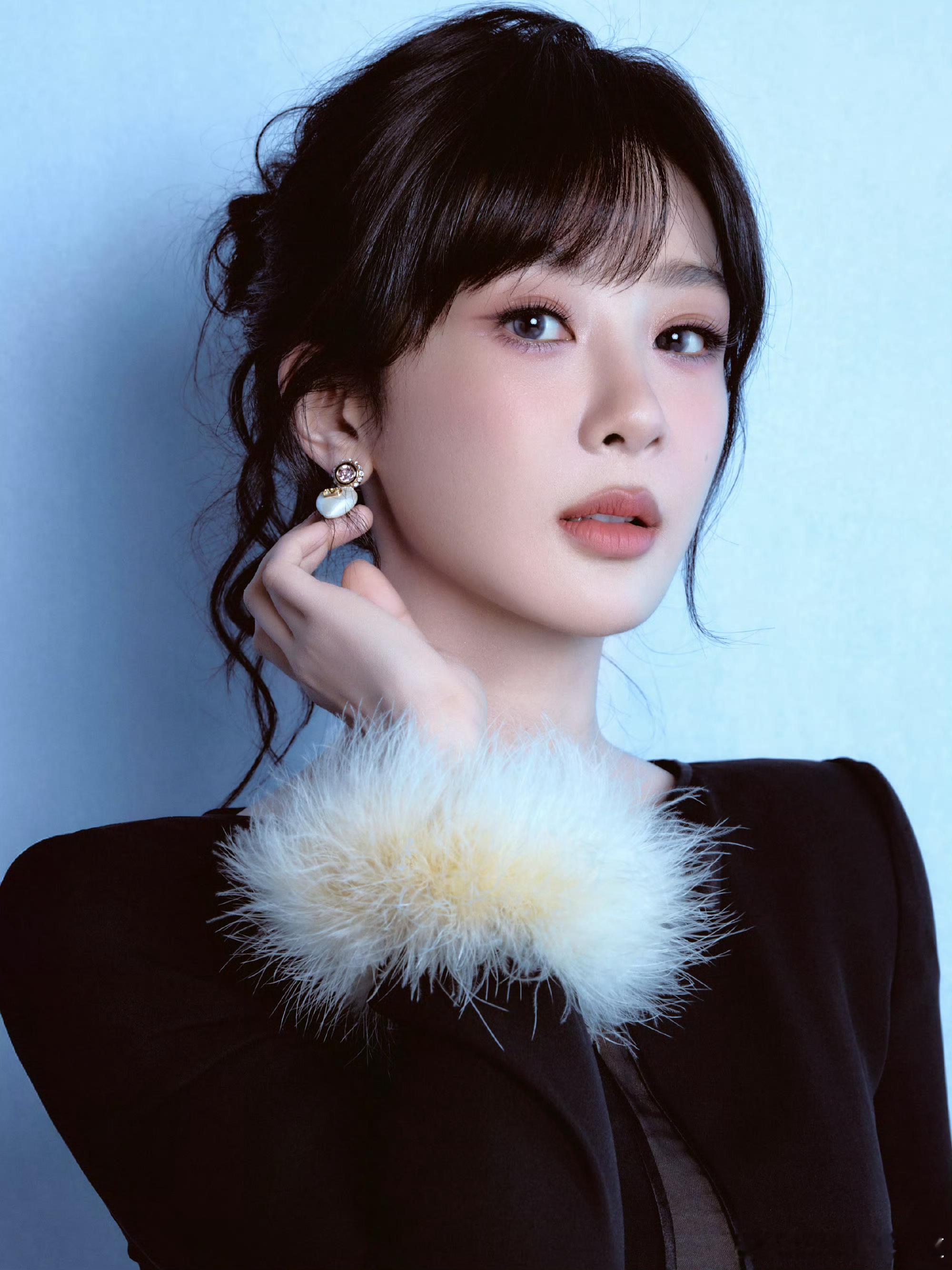 说真的，我觉得杨紫工作室出的图还不如路透网友的随手一拍好看，不是说不好看，而是杨