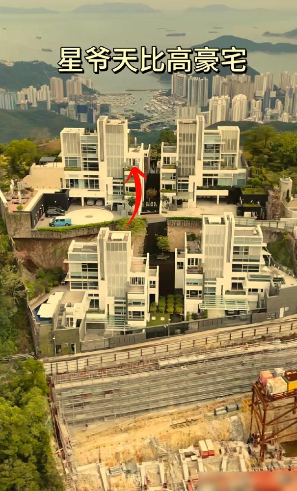周星驰香港太平山顶豪宅名叫天比高，地处普乐道。现在回头看2004年星爷这笔投