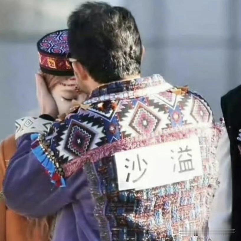 特意看了沙溢和宋雨琦的争议画面，感觉有些人太敏感了！刚刚打开手机，看到了奔跑吧