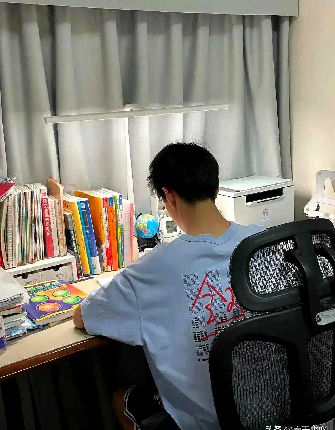 一句“生意赔了，还欠了不少钱”，居然把一个快掉队的高中生给拉回来了。听着像瞎编