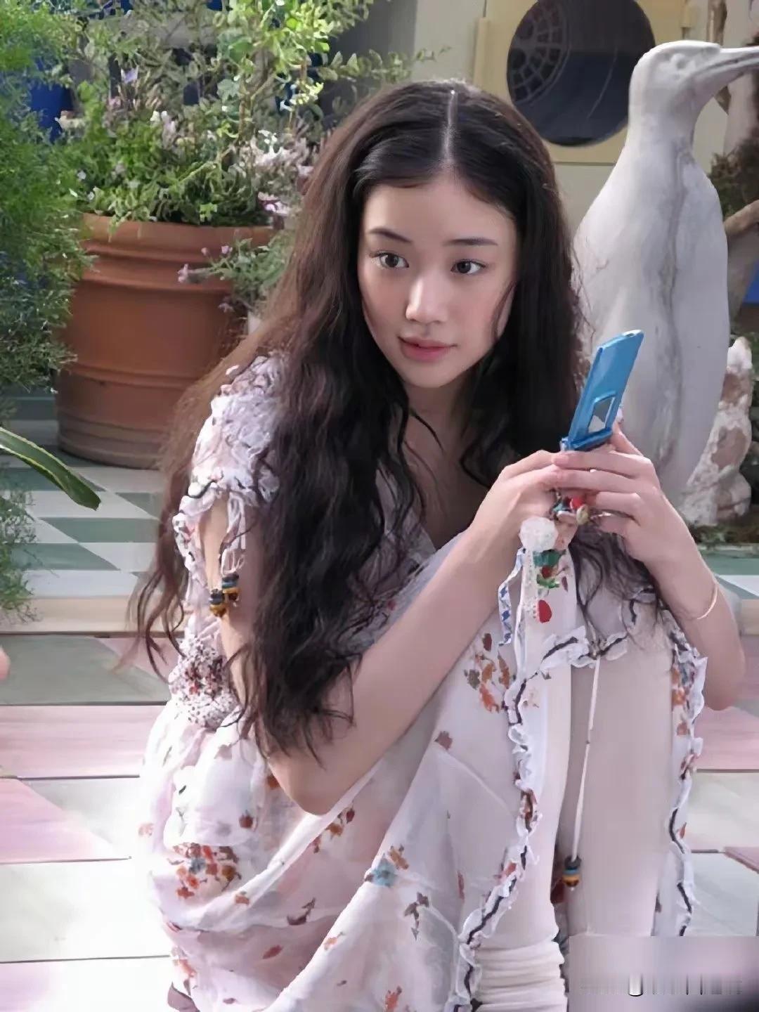 照片里这个日本女演员真漂亮，看起来性感而安静，给人一种特别的感觉。这应该是她
