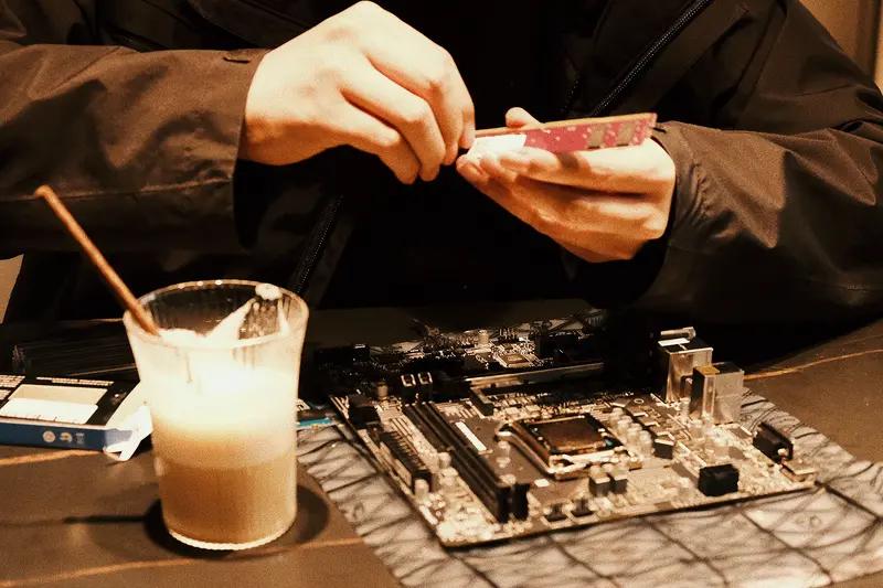 弹幕问5700X加4070跑2K要不要升CPU，装机猿：将就用吧，再升就得换主板