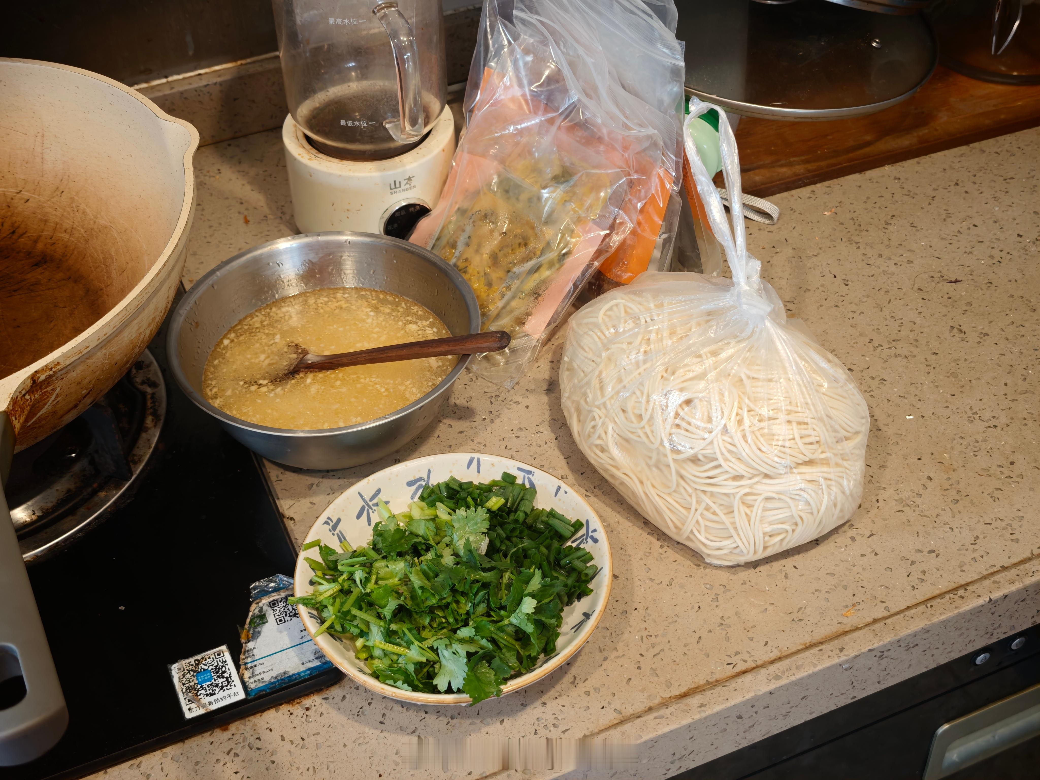 准备拍勇哥供应链的面了，大家猜猜味道如何？勇哥说餐饮