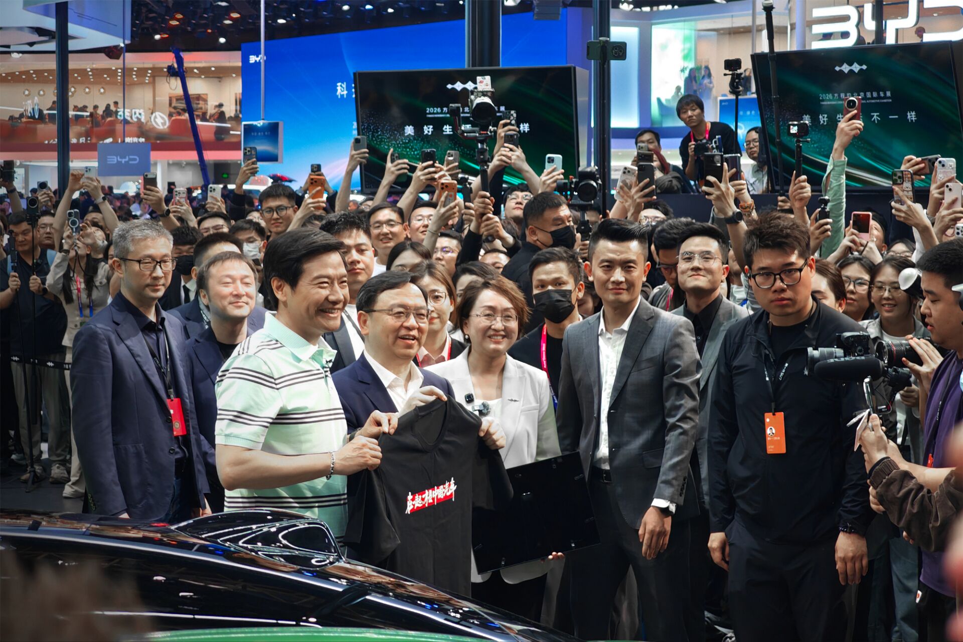 在北京车展，很多厂商只能承包一个站台，有些时候人流还不多。但是真正的顶流厂商比亚