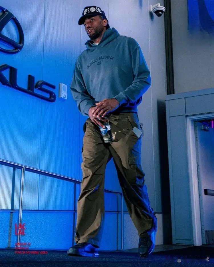 快船新秀桑德斯真是太有出息了！今天快船新秀桑德斯在接受媒体采访时，聊到了一件和老