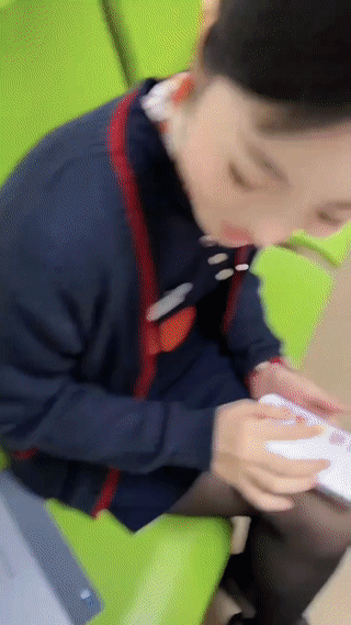 这是哪家医院里的护士？她们的穿着打扮看起来像空姐一样？真是既漂亮又优雅。护士