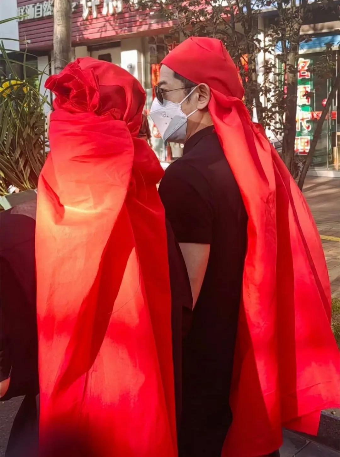 郭富城这次的操作，确实让人没话说。61岁的他陪妻子回安徽送别外公，在灵堂规规