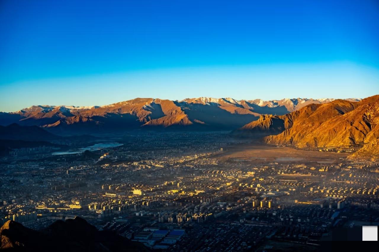 布达拉宫背后的山叫什么山[呲牙笑]