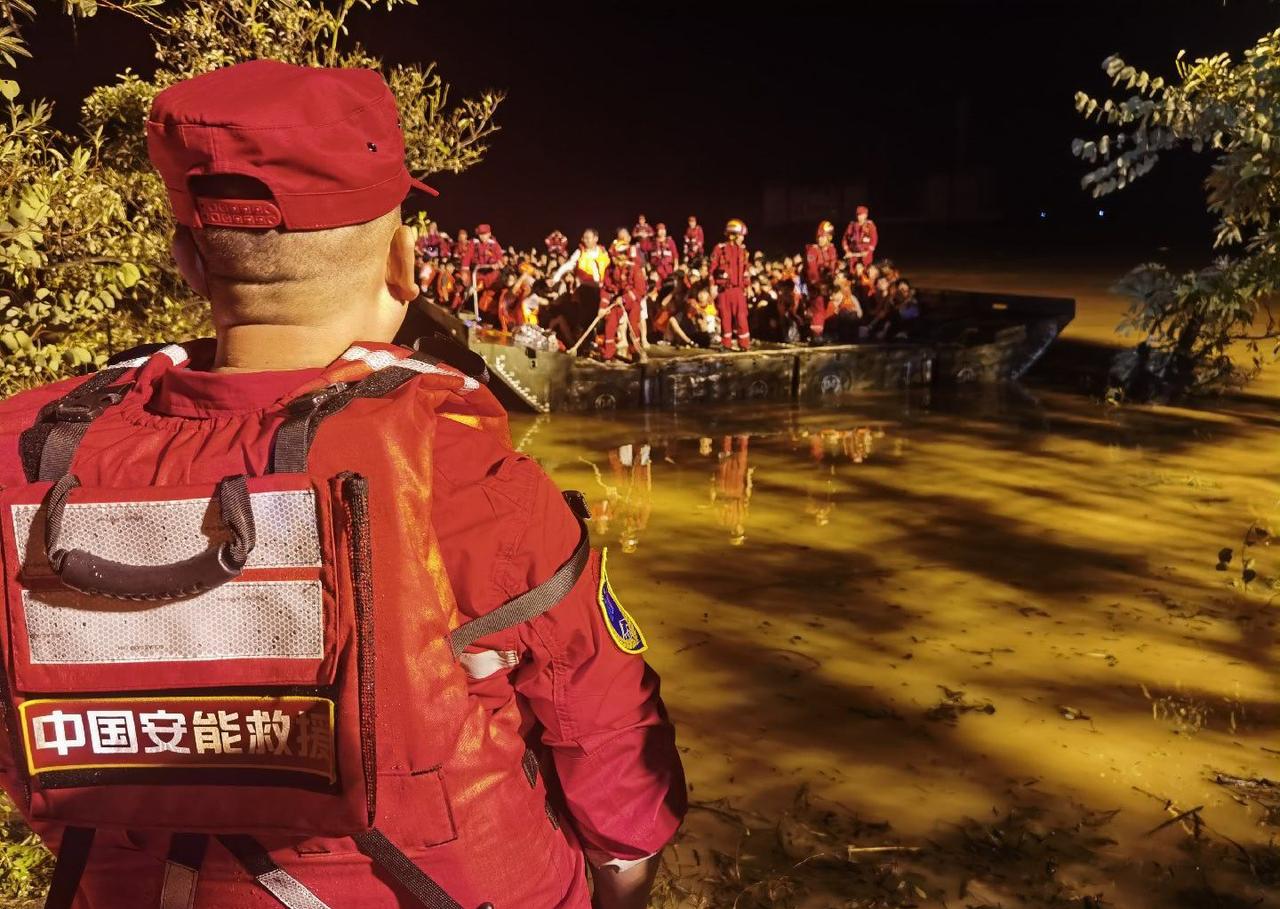 贵港洪水围了1.2万师生，开进场的那艘"船"有点眼熟同志们，我在伦敦出差，现在