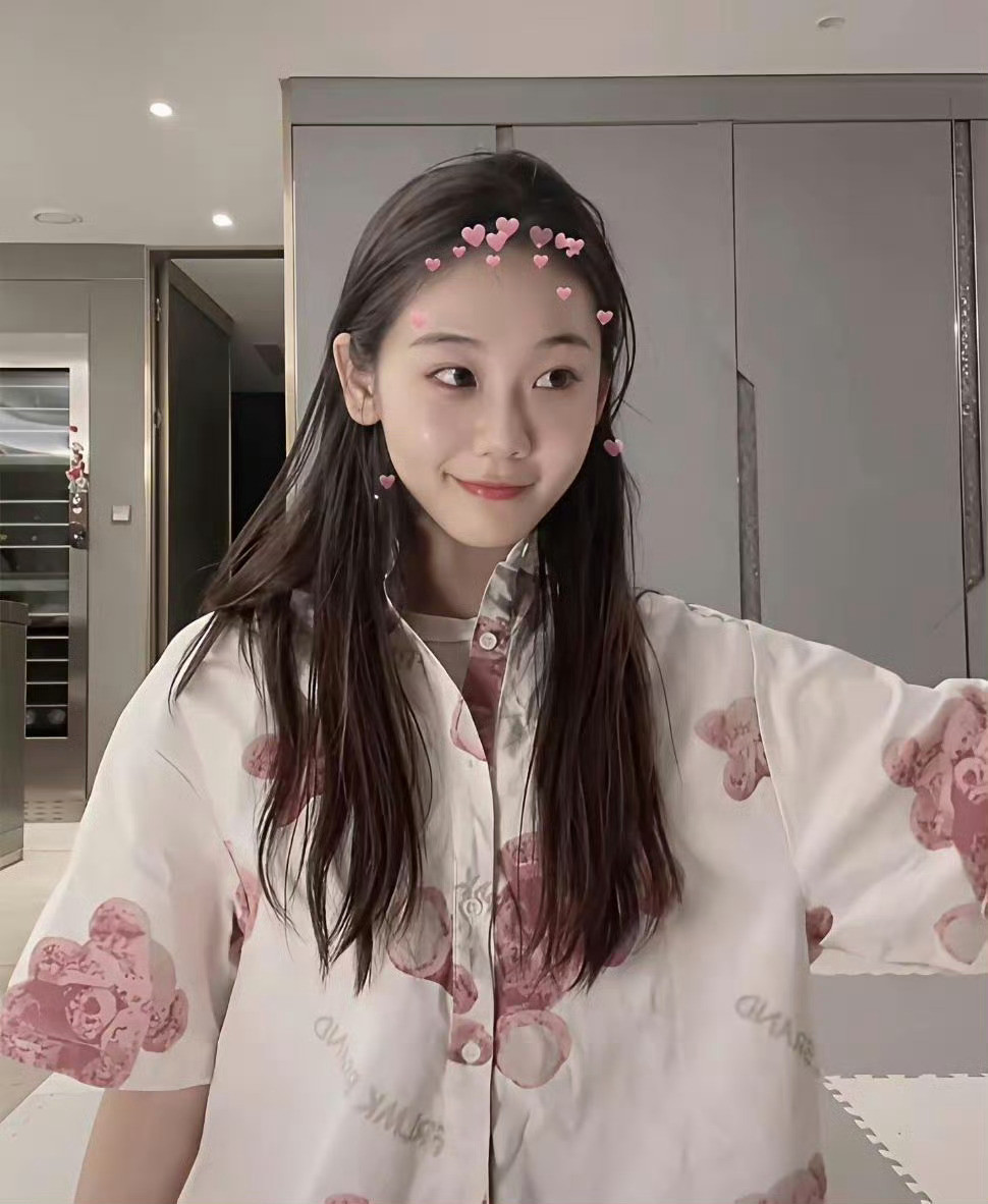 原来这就是郑恺小姨子，出生于1999年，毕业于中央戏剧学院，舞蹈天赋确实不错，体