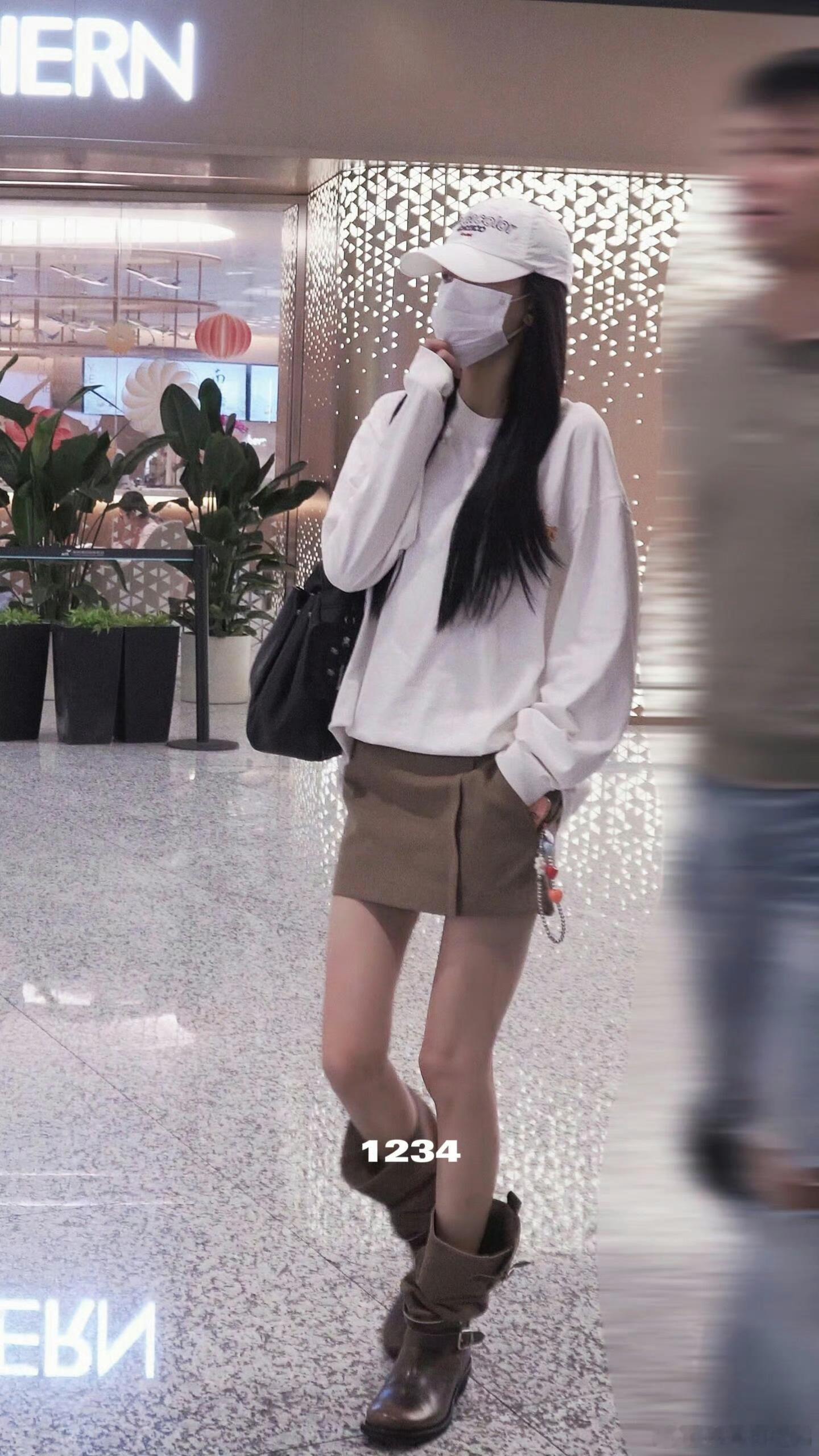 孙怡穿细高跟膝盖还能笔直每次都会被孙怡美到，腿直而且还白，完全女神来的，希望孙怡