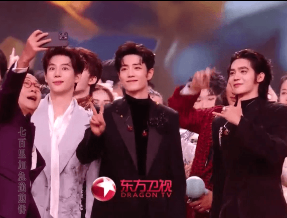 肖战、于适和王安宇同框，手机在谁手里？能不能速发这张合影