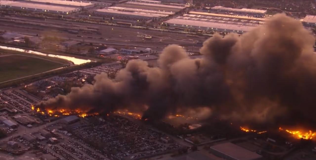 一架麦道11货机在路易斯维尔的国际机场还没上天，在地面滑行不久后爆燃。这架机龄