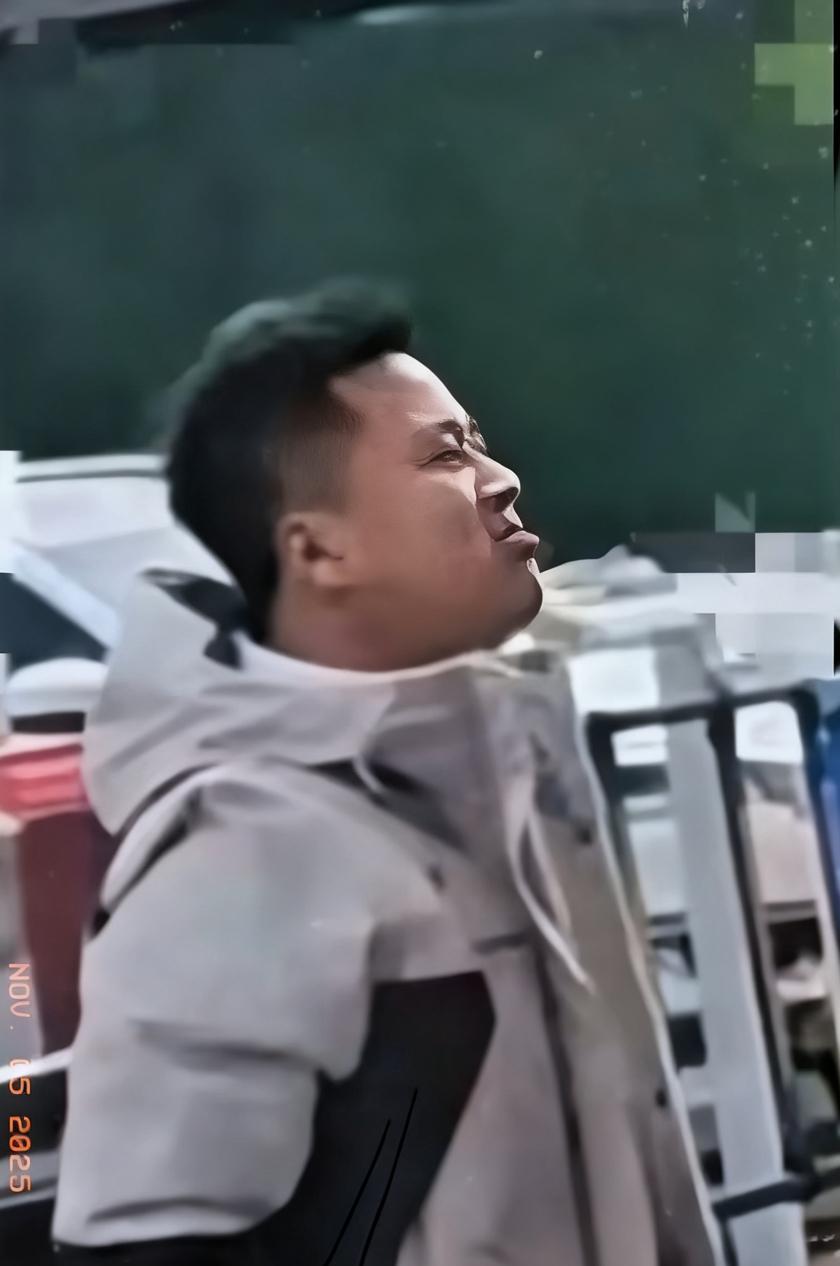 外卖员硬刚站长冲上热搜！这“仰头45度”的反抗，早该来了！美团外卖员这事越闹