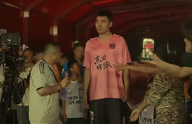 最近两天东北足球明星超级联赛热度爆棚，尤其是CBA球星郭艾伦的临时客串更是将比赛
