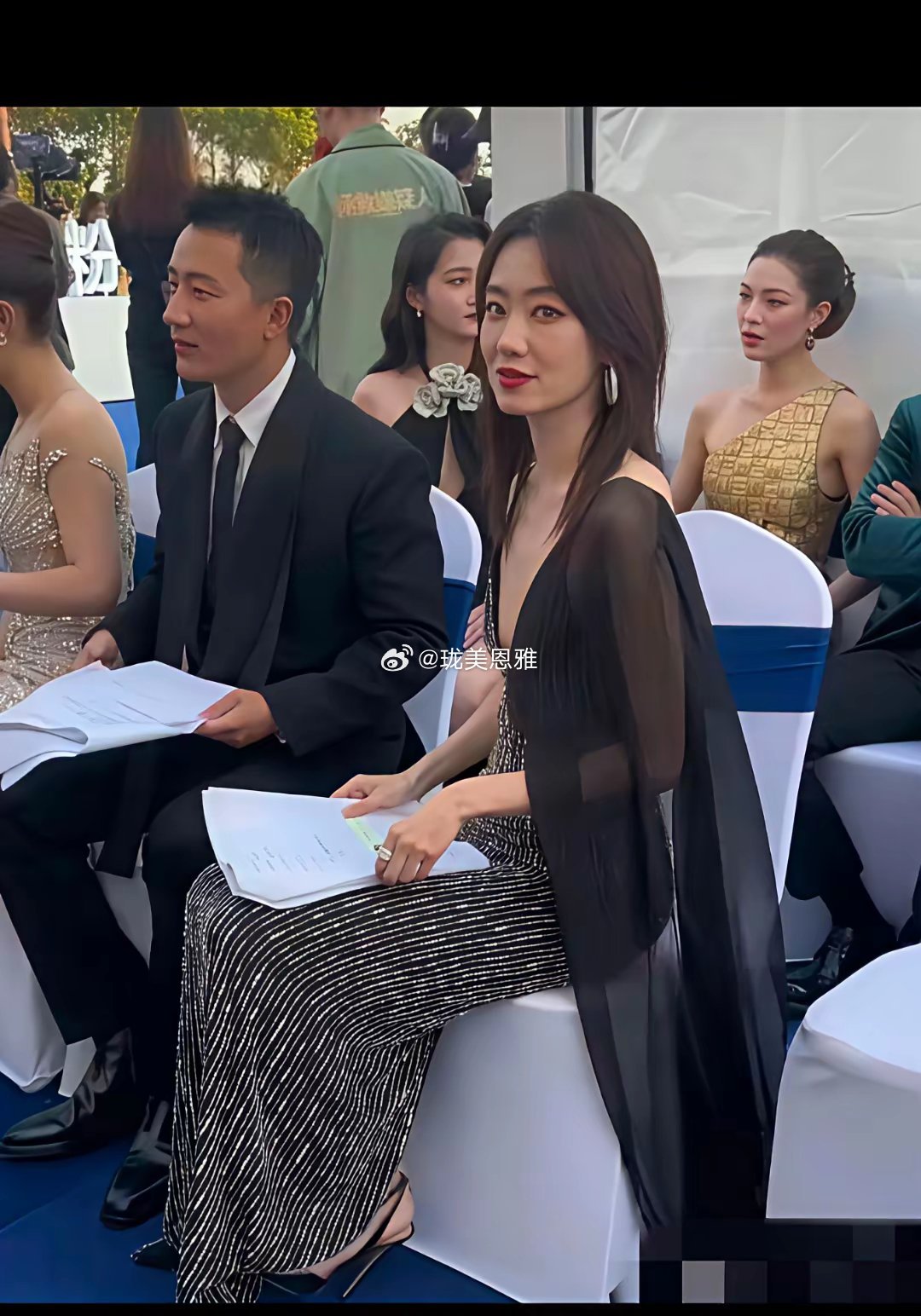 穿的礼服很性感，只是小斐你这干瘪的身材有点不适合穿这个吧！​​​