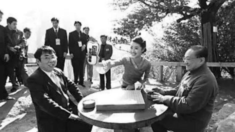 1983年，金庸设家宴款待聂卫平。保姆上了15只大闸蟹，聂卫平狼吞虎咽吃了13只