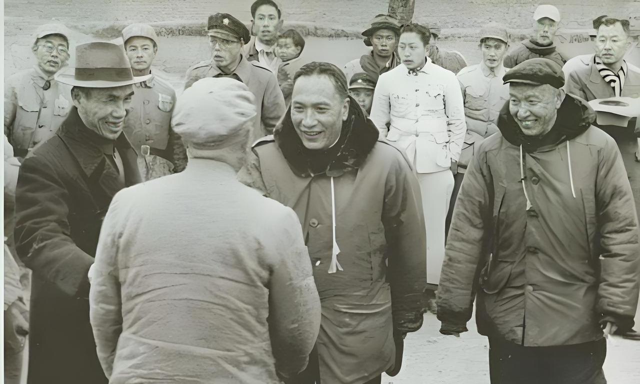 1950年，云南。这是卢汉开昆明城门欢迎解放军入城的留影，尤其珍贵。蒋介石这个人