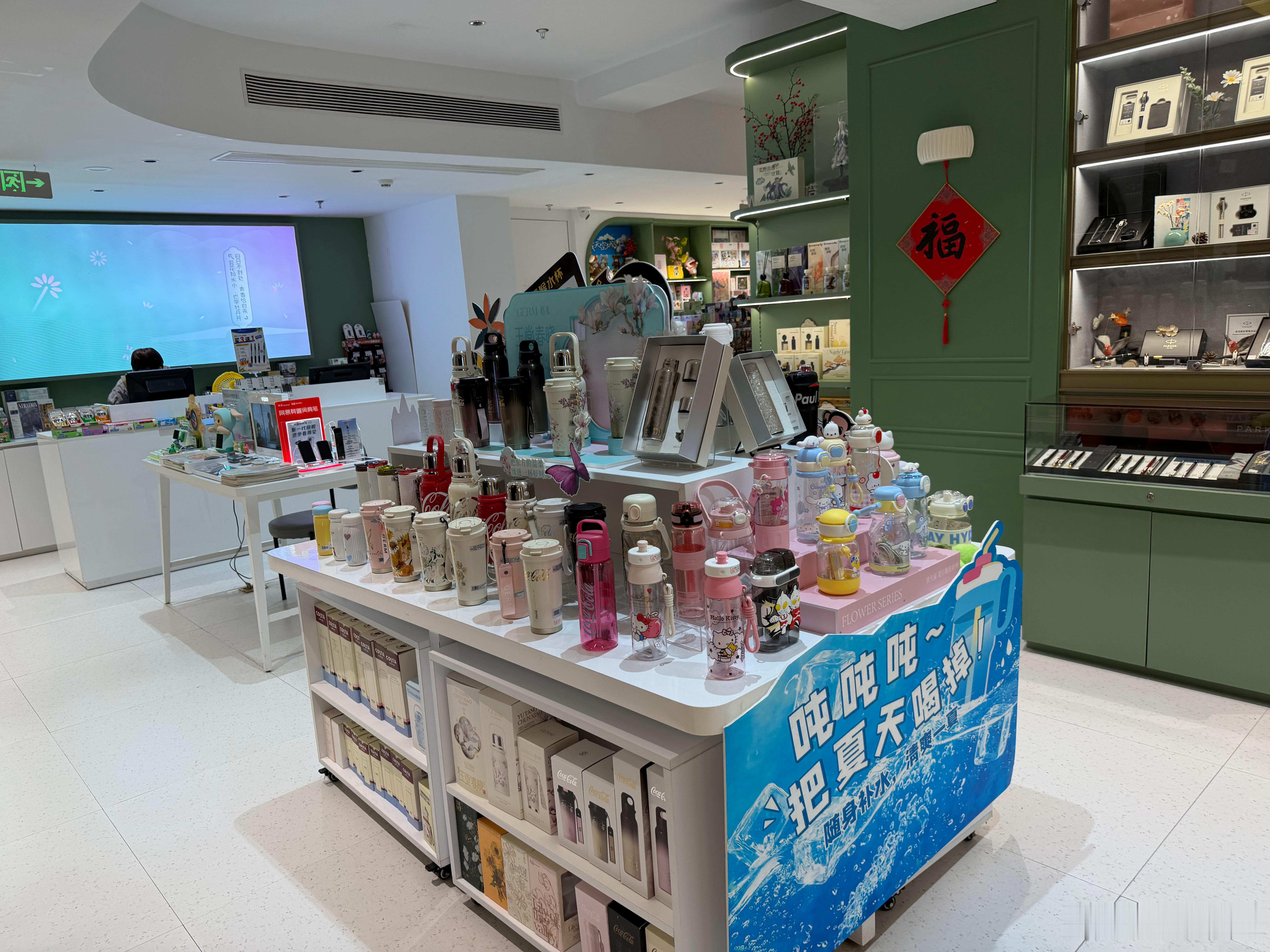 杭州新华书店解放路店，有很宽敞的阅读空间，咖啡和文创似乎成了书店的标配，看起来真是赏心悦目，为什么书