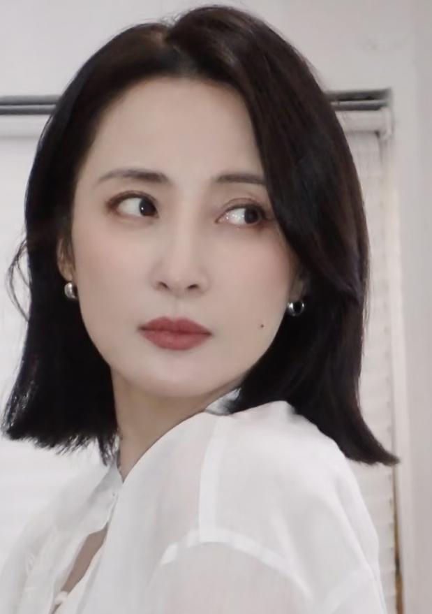 蒋勤勤分享了她的近照，并配文：看看哪里不一样？把烫坏的头发，剪短一点点……在