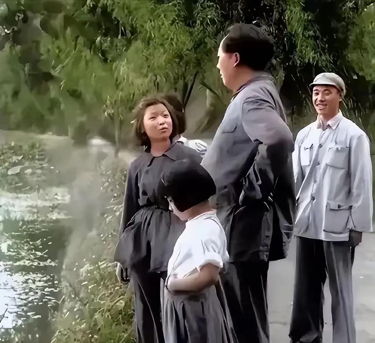 毛主席掐着腰站在湖边，小李讷学着父亲的样子，警卫员穿着朴实！这张照片是建国以后