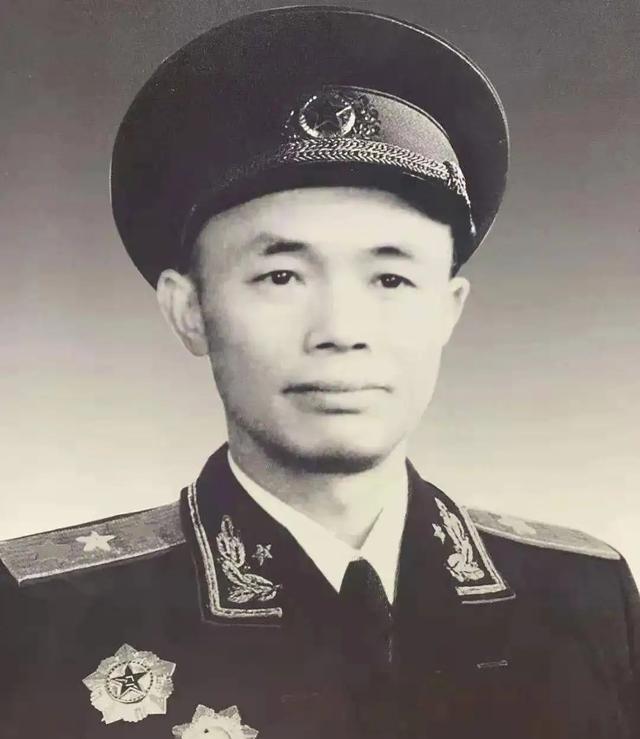 1979年，钟伟将军的弟弟偷牛，县领导来信：您的弟弟被判5年，如有意见，可改判。