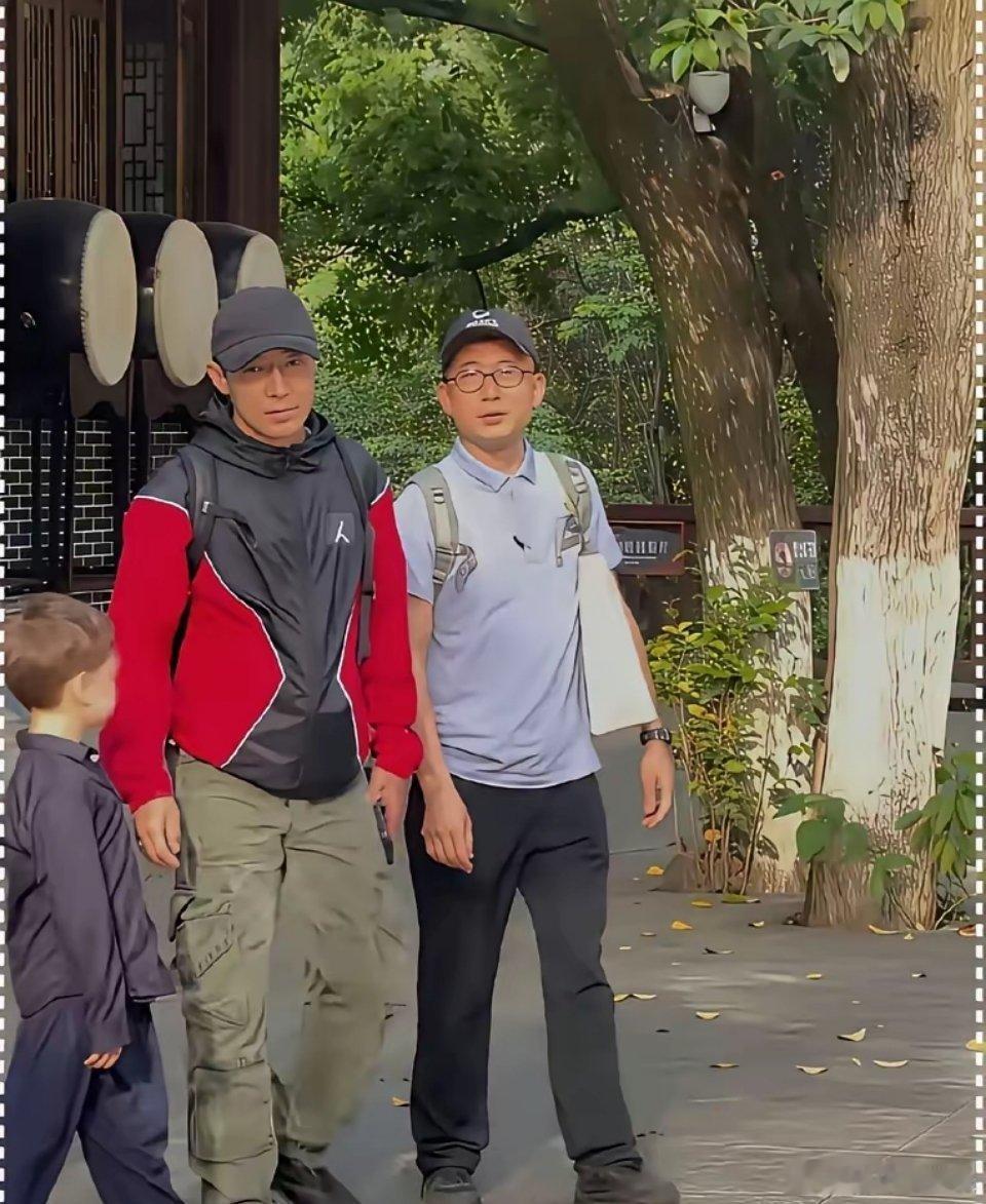 撒贝宁的儿子，一件花袄“炸”翻了迪士尼。别人家的娃都是米老鼠、唐老鸭，他家娃，一