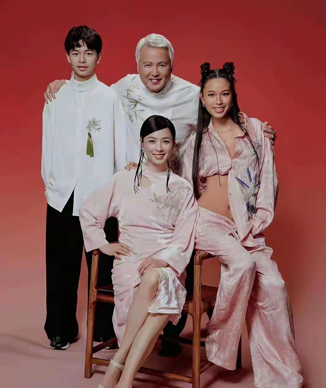 父母都漂亮长得帅的，[捂脸哭][捂脸哭]孩子不好看的，是不是说明他们的父母是整过容