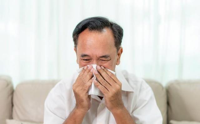 每年换季，许多老年人都会经历体力下降、免疫力减弱的困扰，尤其是秋冬交替时，气温波