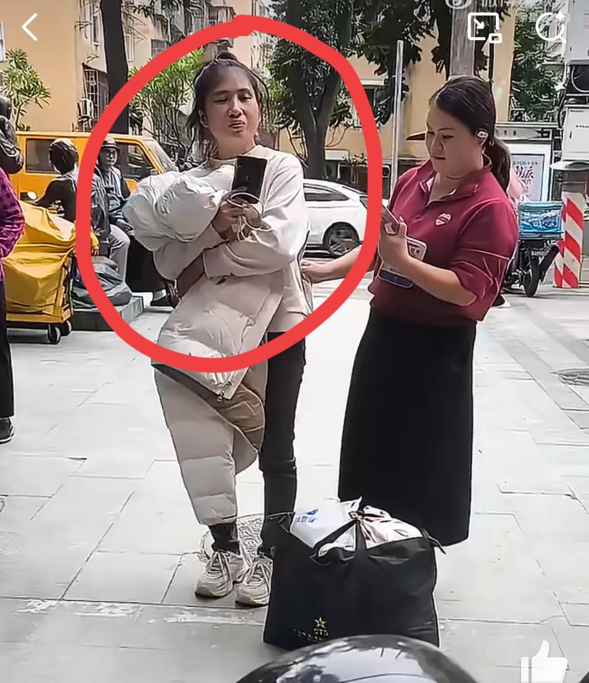 白衣小仙女吃完饭，说饭菜不合胃口不付款，被餐馆老板拉住不让走。怎么现在吃霸王餐的