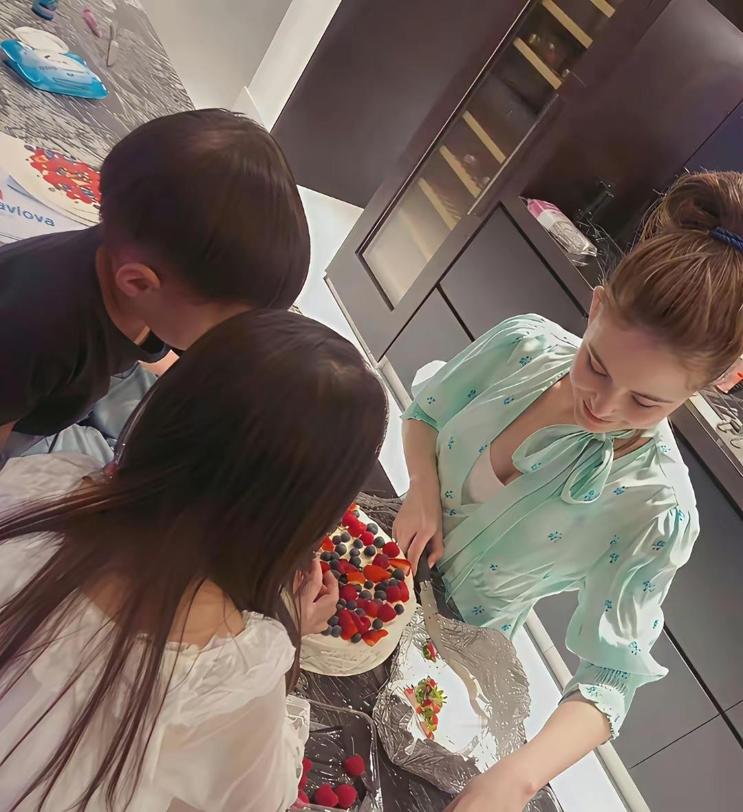 原来富豪太太，在家都不会闲着的，周杰伦老婆昆凌这蛋糕，感觉这卖相不开店可惜了。