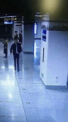 刷到南宁地铁那个新闻，我脑子里“嗡”的一下。一个大活人，在众目睽睽之下，就那么