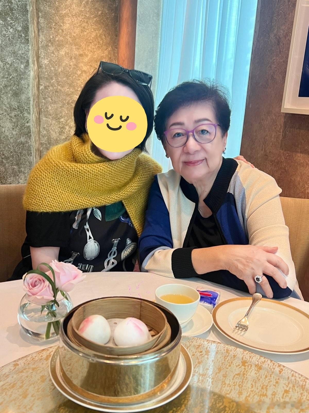 梁朝伟妈妈86岁状态梁朝伟妈妈近照状态梁朝伟妈妈近照曝光，穿搭贵气状态佳，一头