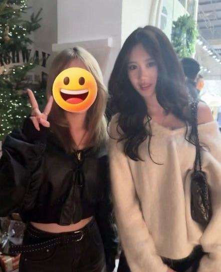 钟丽缇女儿考拉cayla出门逛街的时候被网友偶遇，纷纷要跟她合影，随便跟谁合影都