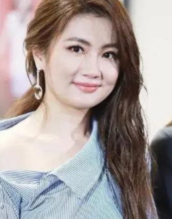 一场意外，Selina被烧伤了，然而她的男朋友张承中却对她不离不弃，在她住院的那