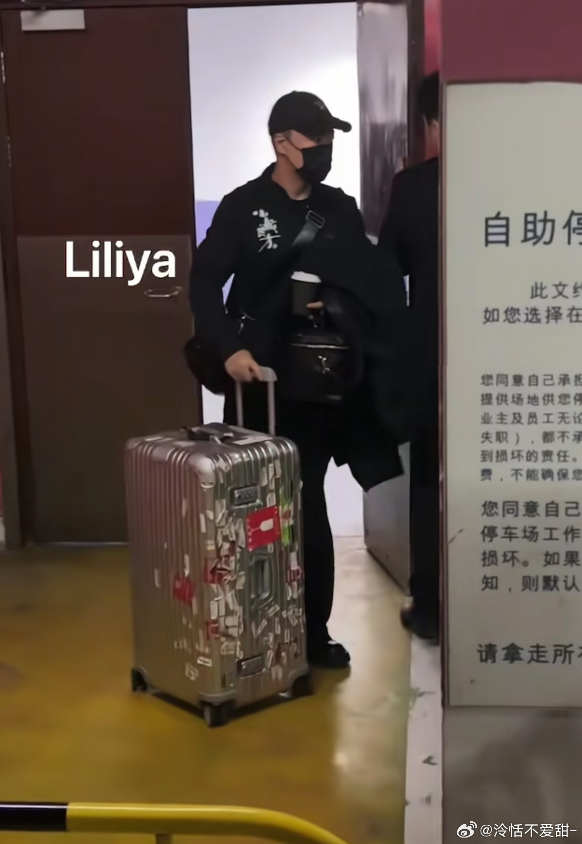 哇才发现肖战锦州带的行李箱又是我们熟悉的！行李箱后面有段情[yea