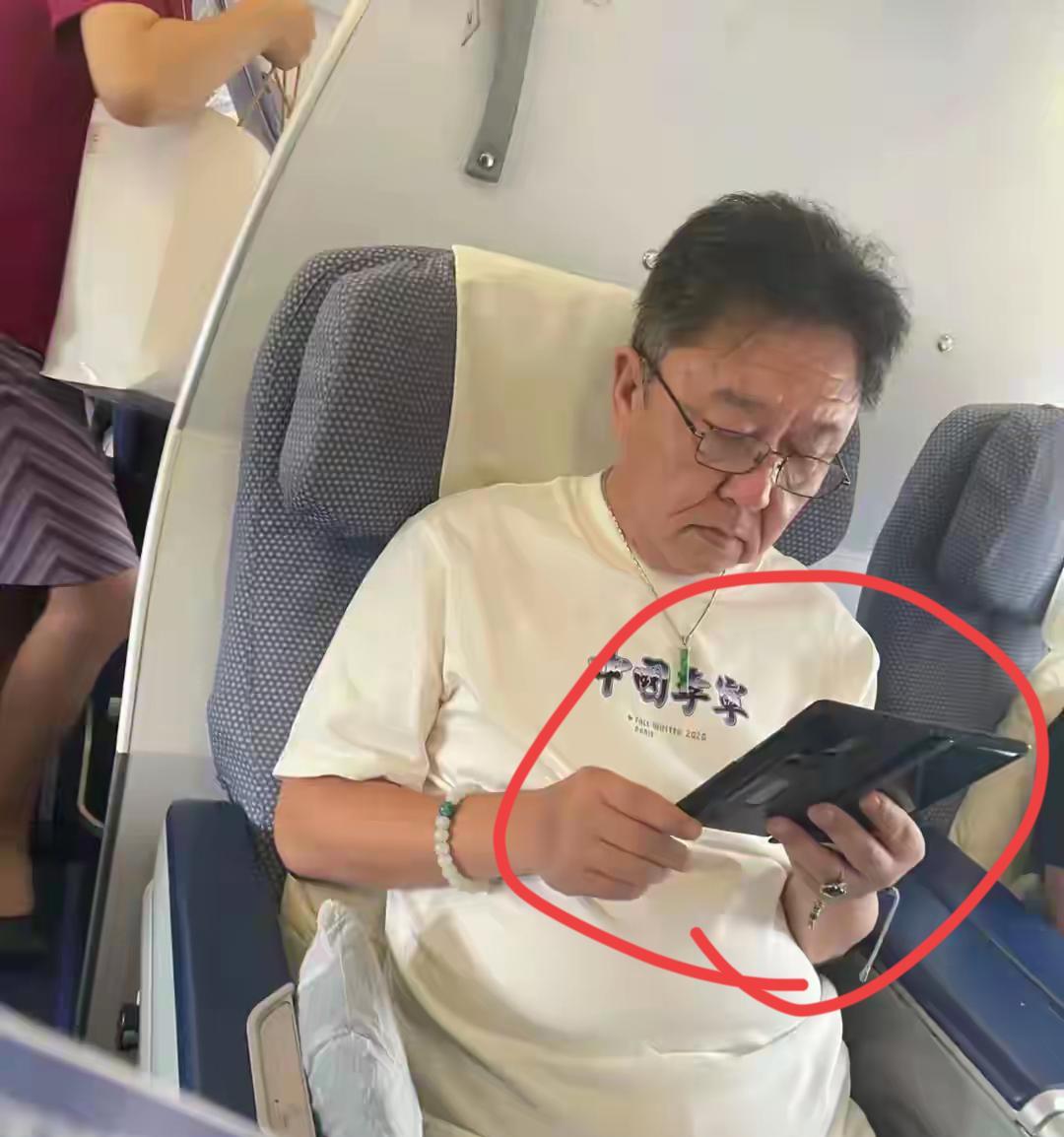 于谦手里的是什么品牌的手机，贵不贵