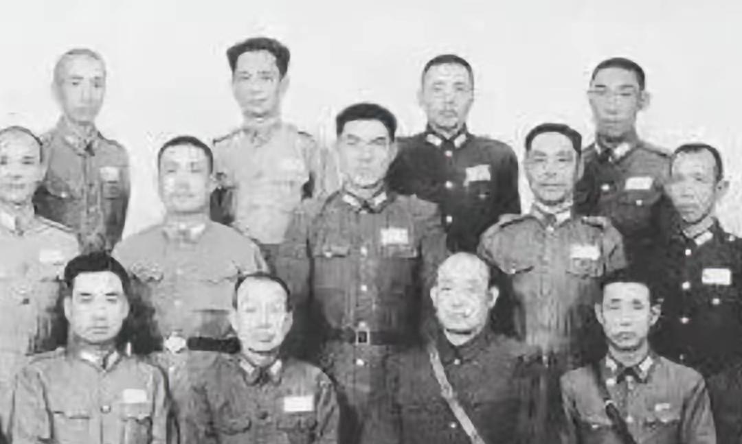 抗战胜利后，作为杂牌部队师长的鲍汝澧想要投奔八路军，但他的部下都不赞成。师参谋长