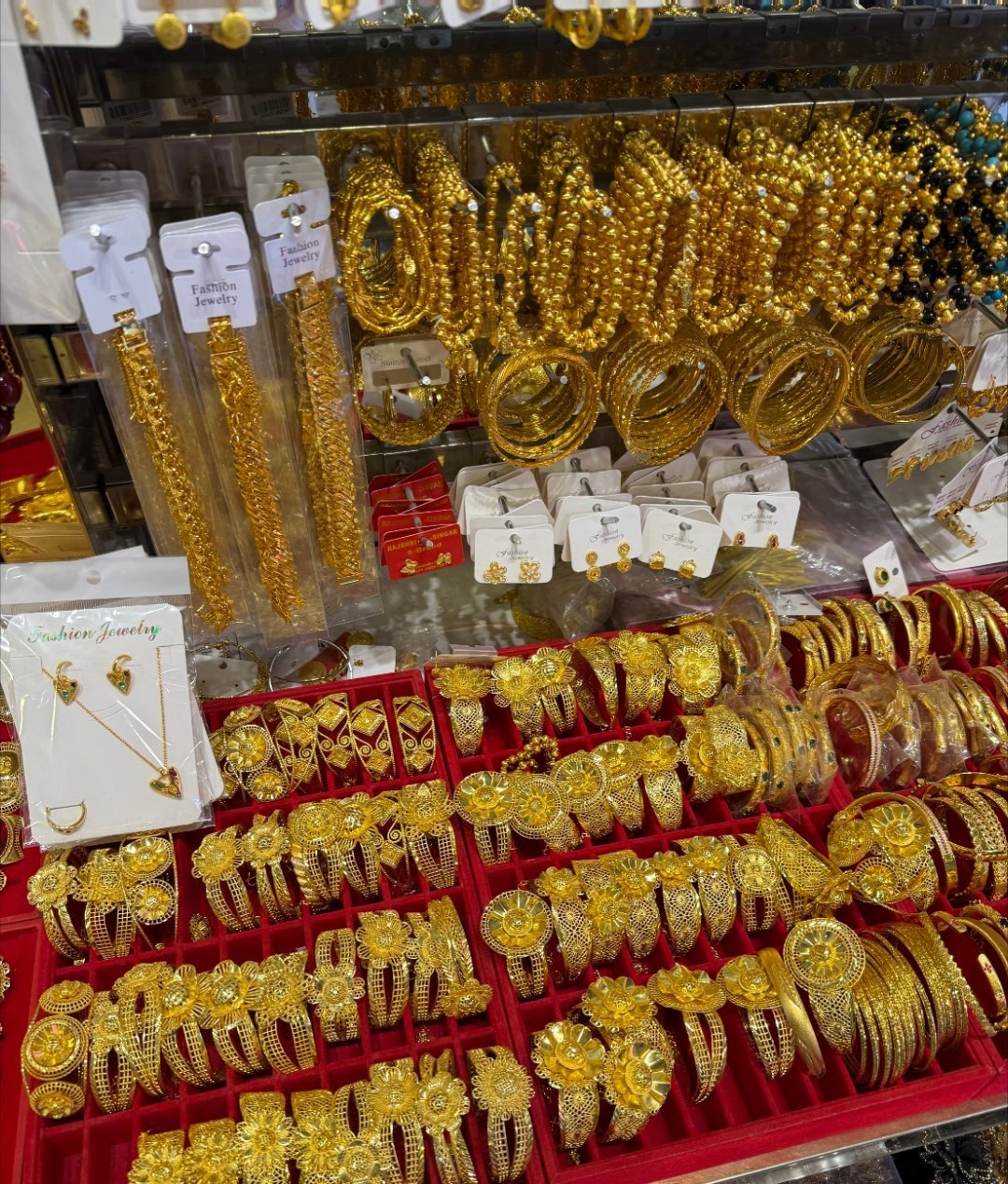 金店一条街的时代结束时代在变，买贵金属的方式也跟着变。从前一条街全是门店，现在线