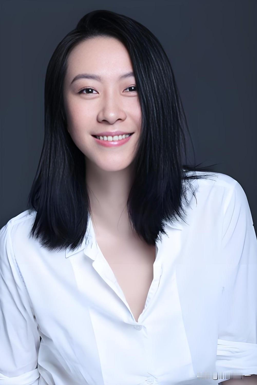 蒋奇明的余高远演得好，吴越的方淑梅演的也好，可比起这些大咖老戏骨，饰演邱