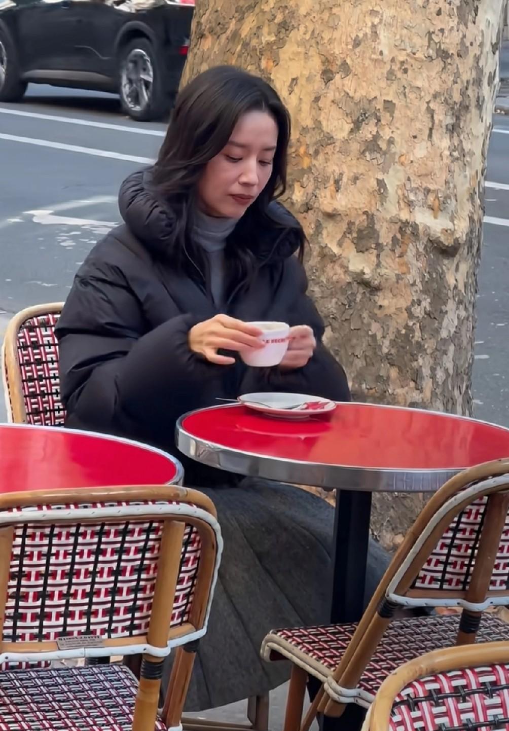 还以为董洁是小个子，没想到本人只是瘦，个头也不算矮，至少160，在巴黎见到了“冷