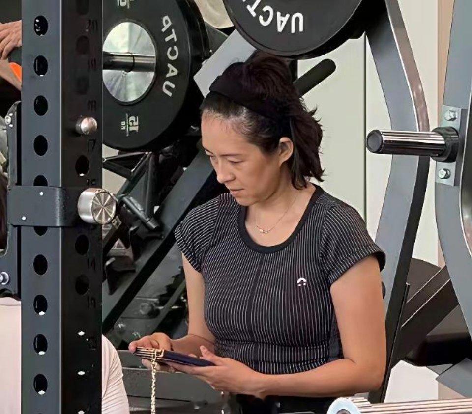 47岁章子怡在健身房被偶遇，素颜憔悴，整个人看起来状态不太好。