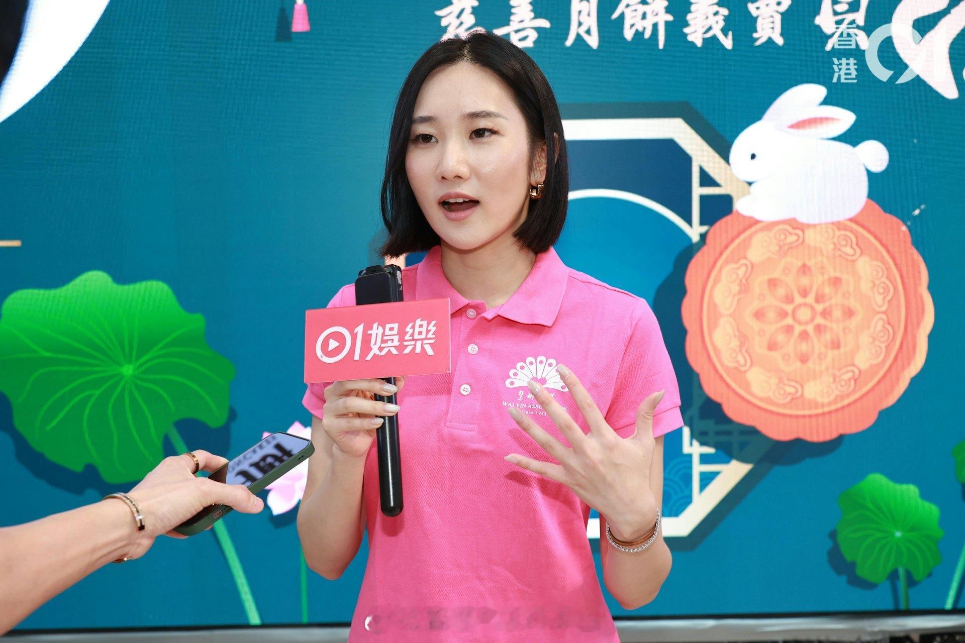 袁文静刚卸任港姐否认立刻离开TVB，苦笑透露还有四年长约上届香港小姐季军袁文静8
