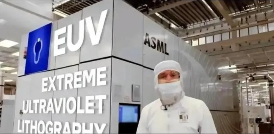 荷兰光刻机巨头ASML在财报中表示，现在在美国的技术封锁下，中企想获取EUV光刻