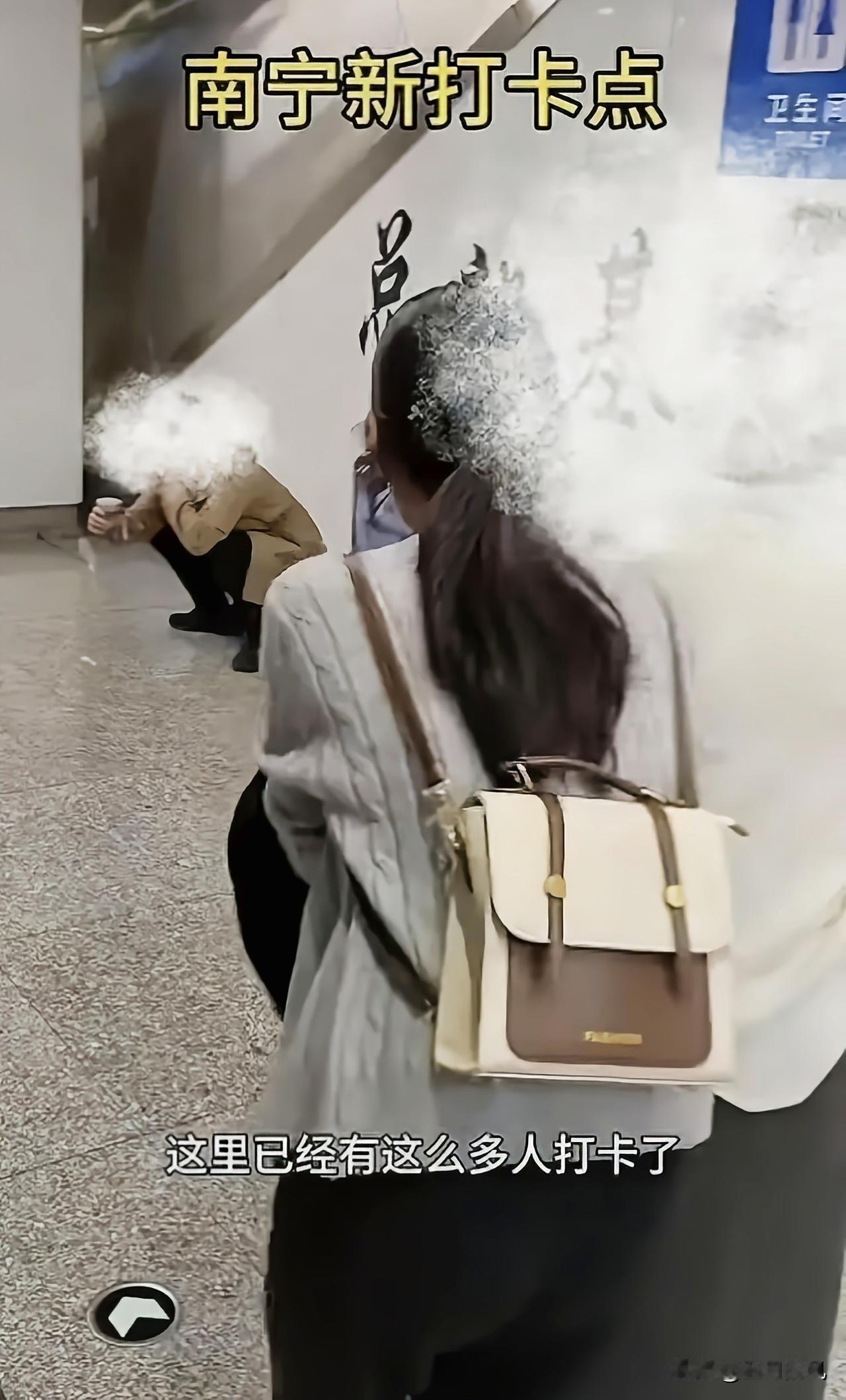 真是奇闻。南宁“地铁站台大便处”居然成了“网红景点”。男子在站台上大便的南宁