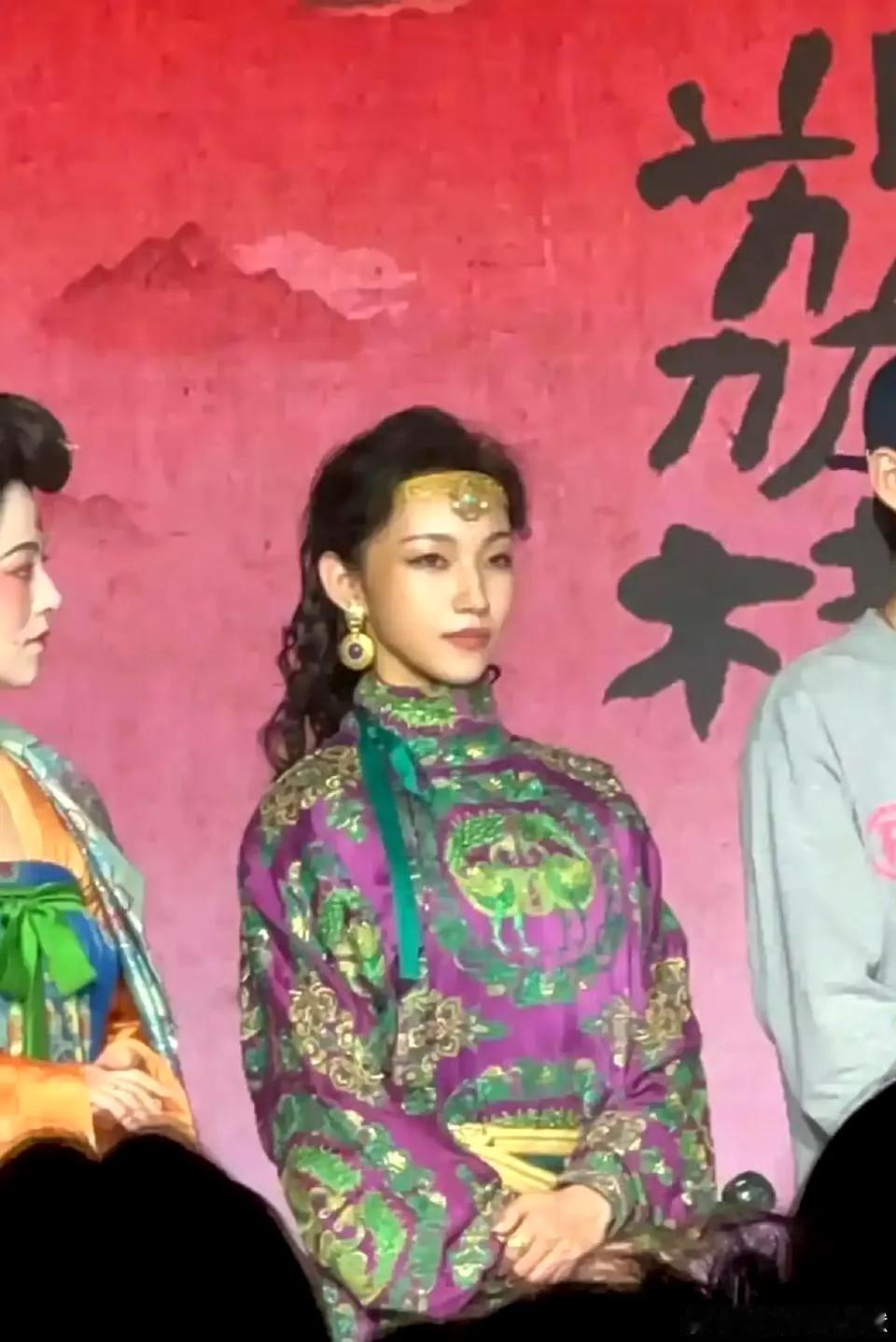 我跟闺蜜说：“那尔那茜是不是傻呀，咋还自己爆出来定向委培违约这事呢？她就不怕连累