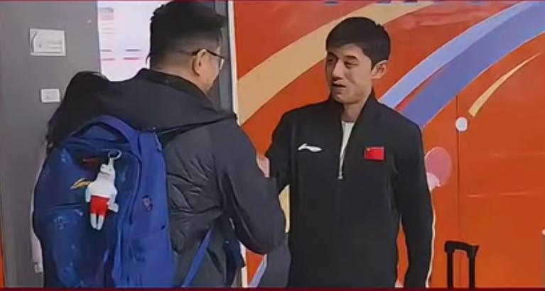 侯英超受邀张继科干了件正事侯英超果然去找果儿他干爸了!发现了吗?国家队没